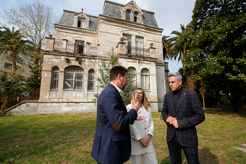 Pablo Zuloaga, la consejera Eugenia Gmez de Diego y el alcalde de Colindres, Javier Incera, el 31 de marzo durante la visita a la finca
